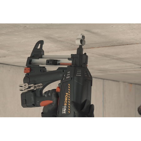 Abranyl® ABT plastmasas skavas pielietojuma attēls: pašaizveroša daudz diametru skava, kas piestiprināta pie griestiem ar FORCE ONE+ gāzes naglošanas ierīci.