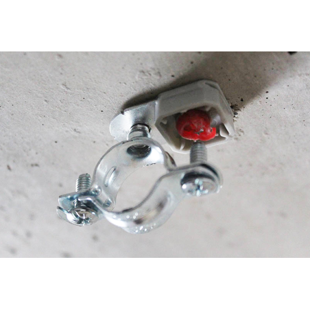 ATR skavas stiprinājuma attēls: ATR piestiprināts pie betona griestiem ar XHA naglu no FORCE ONE gāzes naglas.