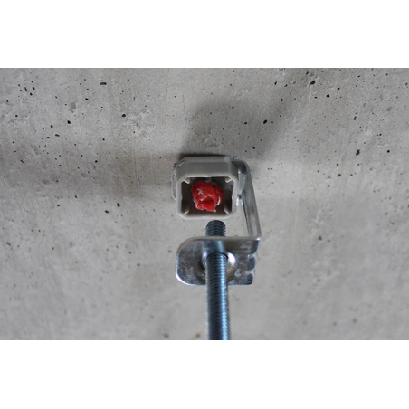 ATV vītņotā stieņa piekaramais attēls: ATV piestiprina vītņoto stieni pie betona griestiem.