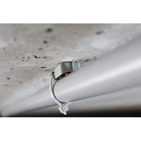 TBL kabeļu stiprinājumu stiprinājuma attēls: TBL tika piestiprināts pie griestiem ar gāzes naglu un tur plastmasas cauruli.