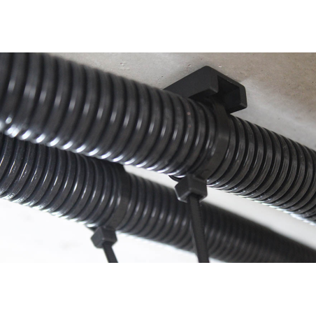 TBD kabeļu stiprinājumu stiprinājuma attēls: TBD stiprina divas šļūtenes ar vienu stiprinājuma punktu.